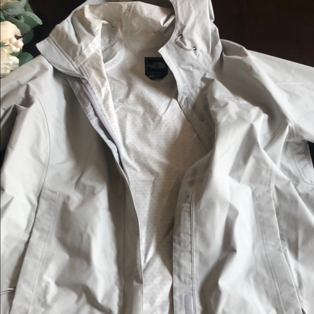 THE NORTHFACE WOMENS LIGHT GREY WINDPROOF COAT